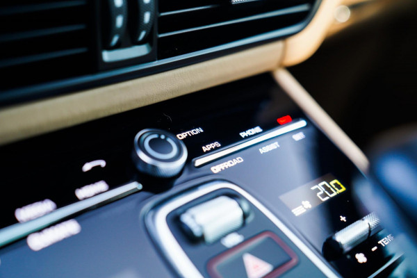 Porsche Cayenne Coupé 3.0 E-Hybrid Platinum Edition | Sport Design | Massage | Adaptieve cruise | Dealer onderhouden | 22 inch |