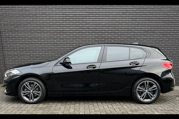 BMW 1-serie 118i Executive Sport Line Automaat / Live Cockpit Professional / Shadow Line / 17 Inch / LED / Sportstoelen / Parkeersensoren voor+achter