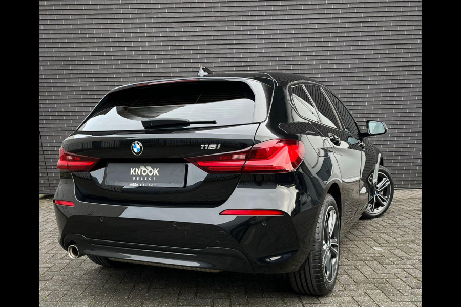 BMW 1-serie 118i Executive Sport Line Automaat / Live Cockpit Professional / Shadow Line / 17 Inch / LED / Sportstoelen / Parkeersensoren voor+achter