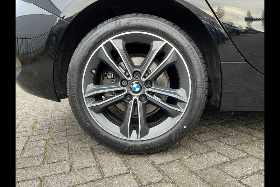 BMW 1-serie 118i Executive Sport Line Automaat / Live Cockpit Professional / Shadow Line / 17 Inch / LED / Sportstoelen / Parkeersensoren voor+achter