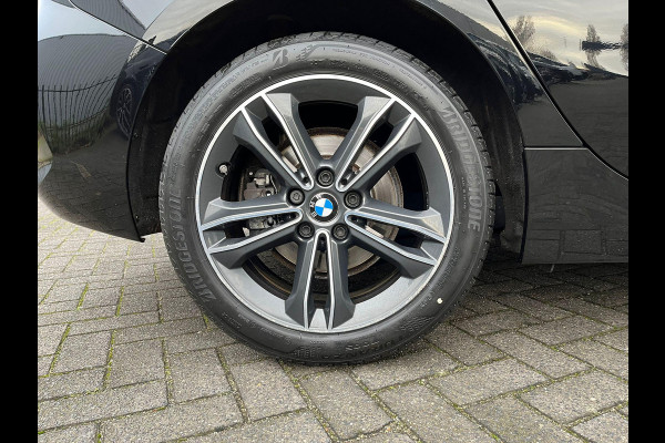 BMW 1-serie 118i Executive Sport Line Automaat / Live Cockpit Professional / Shadow Line / 17 Inch / LED / Sportstoelen / Parkeersensoren voor+achter