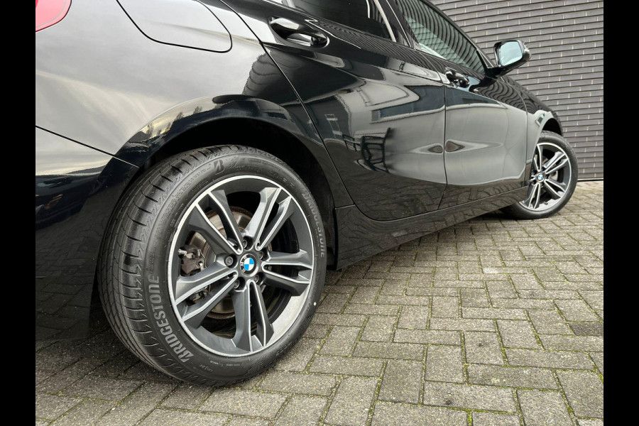 BMW 1-serie 118i Executive Sport Line Automaat / Live Cockpit Professional / Shadow Line / 17 Inch / LED / Sportstoelen / Parkeersensoren voor+achter