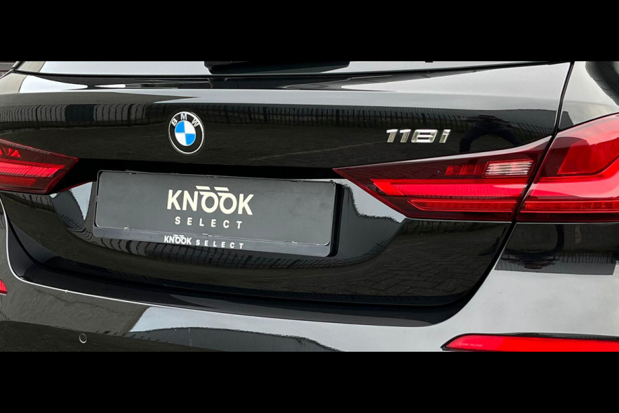 BMW 1-serie 118i Executive Sport Line Automaat / Live Cockpit Professional / Shadow Line / 17 Inch / LED / Sportstoelen / Parkeersensoren voor+achter