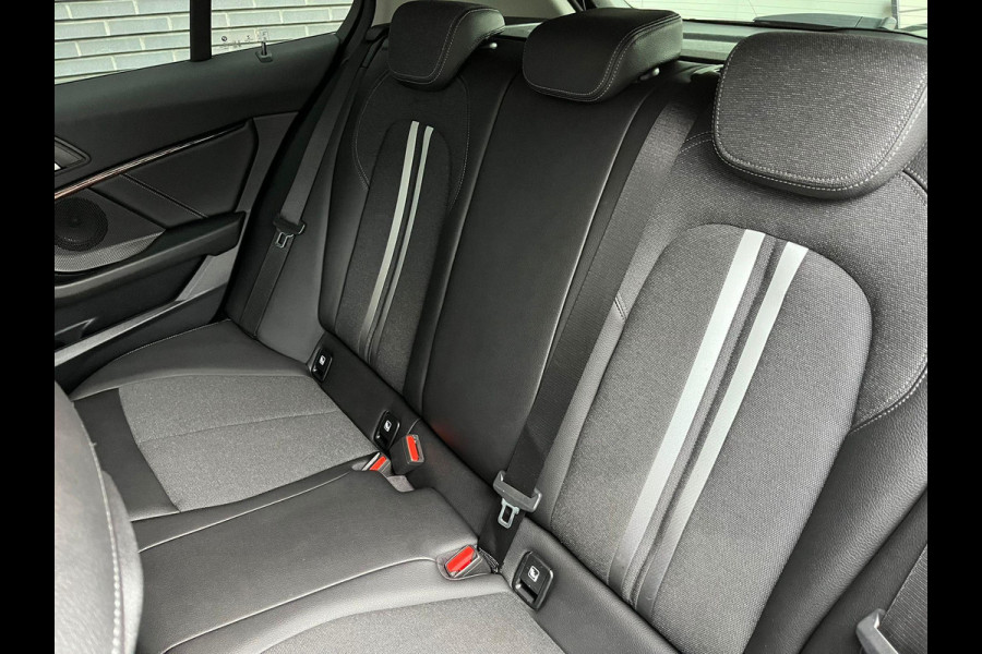 BMW 1-serie 118i Executive Sport Line Automaat / Live Cockpit Professional / Shadow Line / 17 Inch / LED / Sportstoelen / Parkeersensoren voor+achter