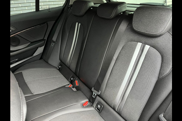 BMW 1-serie 118i Executive Sport Line Automaat / Live Cockpit Professional / Shadow Line / 17 Inch / LED / Sportstoelen / Parkeersensoren voor+achter