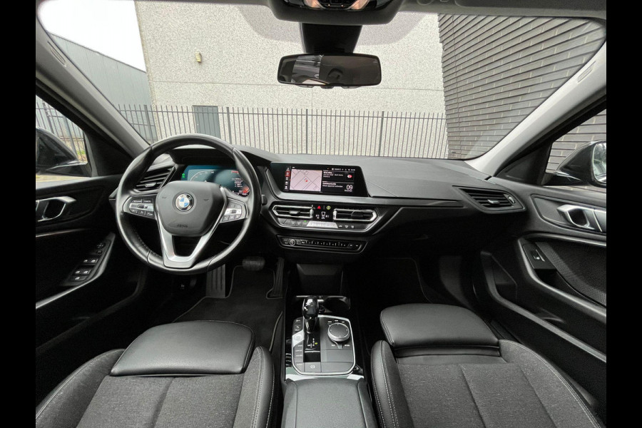 BMW 1-serie 118i Executive Sport Line Automaat / Live Cockpit Professional / Shadow Line / 17 Inch / LED / Sportstoelen / Parkeersensoren voor+achter