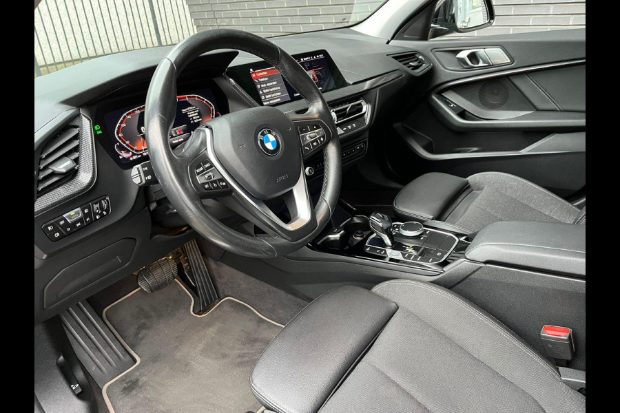 BMW 1-serie 118i Executive Sport Line Automaat / Live Cockpit Professional / Shadow Line / 17 Inch / LED / Sportstoelen / Parkeersensoren voor+achter