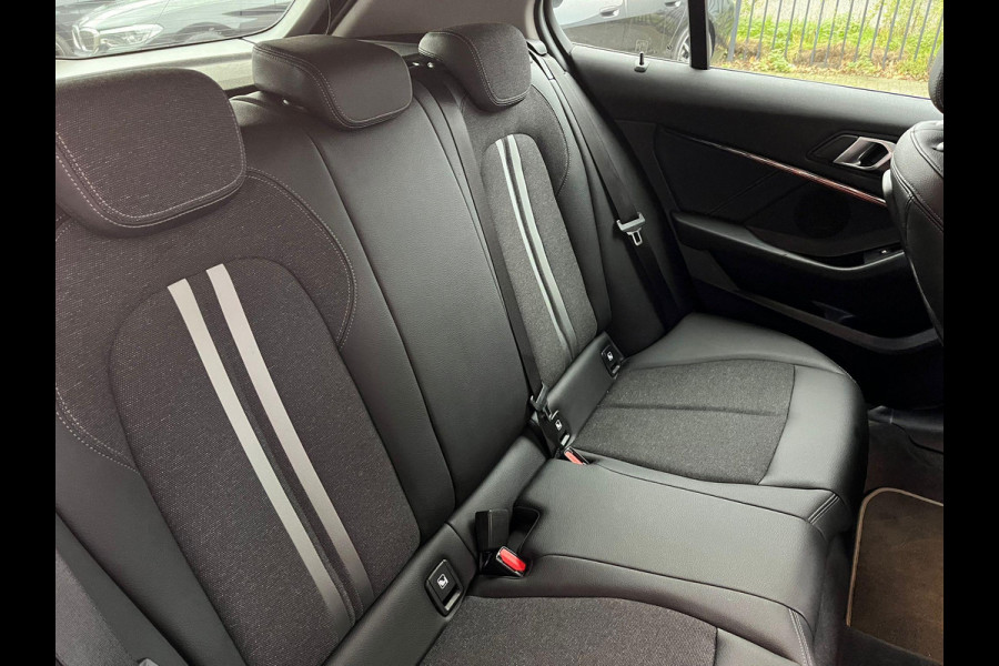 BMW 1-serie 118i Executive Sport Line Automaat / Live Cockpit Professional / Shadow Line / 17 Inch / LED / Sportstoelen / Parkeersensoren voor+achter