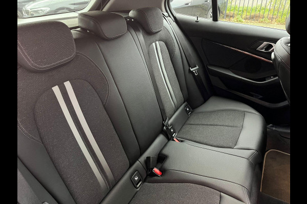 BMW 1-serie 118i Executive Sport Line Automaat / Live Cockpit Professional / Shadow Line / 17 Inch / LED / Sportstoelen / Parkeersensoren voor+achter