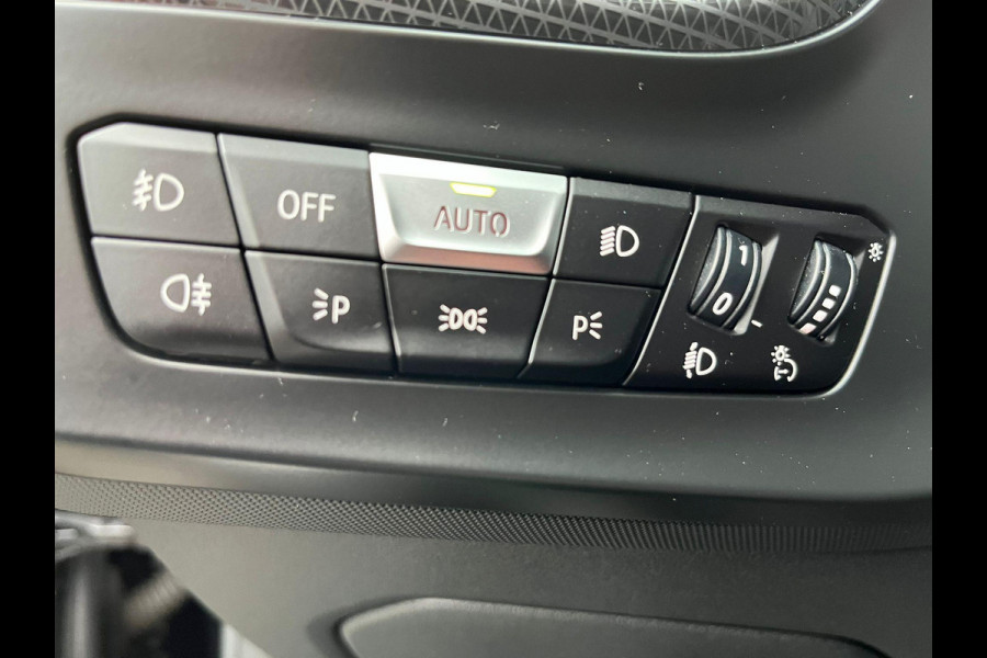 BMW 1-serie 118i Executive Sport Line Automaat / Live Cockpit Professional / Shadow Line / 17 Inch / LED / Sportstoelen / Parkeersensoren voor+achter