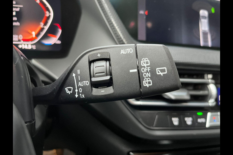 BMW 1-serie 118i Executive Sport Line Automaat / Live Cockpit Professional / Shadow Line / 17 Inch / LED / Sportstoelen / Parkeersensoren voor+achter