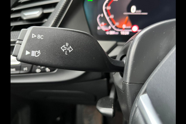 BMW 1-serie 118i Executive Sport Line Automaat / Live Cockpit Professional / Shadow Line / 17 Inch / LED / Sportstoelen / Parkeersensoren voor+achter