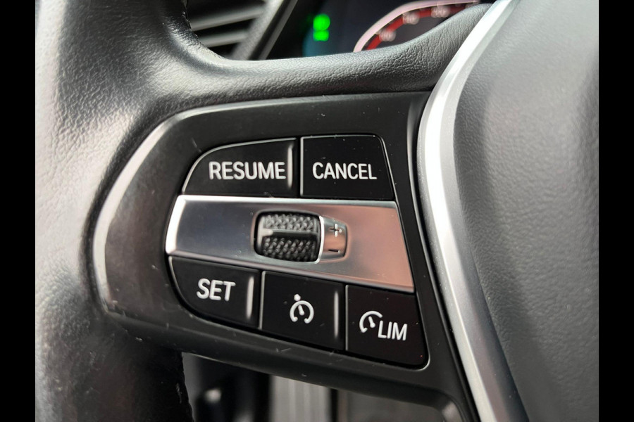 BMW 1-serie 118i Executive Sport Line Automaat / Live Cockpit Professional / Shadow Line / 17 Inch / LED / Sportstoelen / Parkeersensoren voor+achter