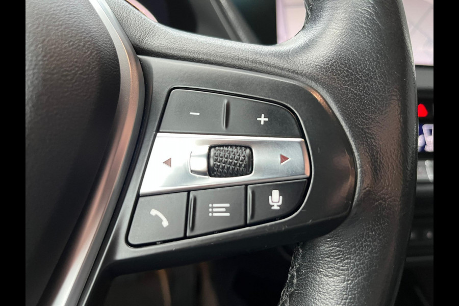 BMW 1-serie 118i Executive Sport Line Automaat / Live Cockpit Professional / Shadow Line / 17 Inch / LED / Sportstoelen / Parkeersensoren voor+achter