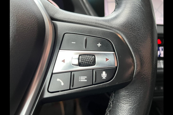 BMW 1-serie 118i Executive Sport Line Automaat / Live Cockpit Professional / Shadow Line / 17 Inch / LED / Sportstoelen / Parkeersensoren voor+achter