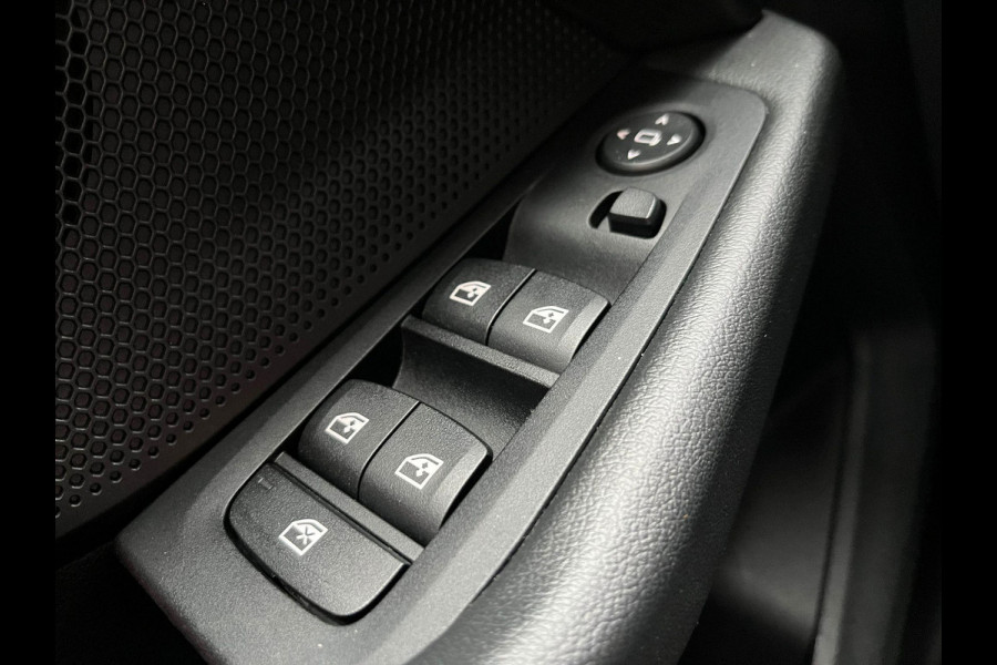 BMW 1-serie 118i Executive Sport Line Automaat / Live Cockpit Professional / Shadow Line / 17 Inch / LED / Sportstoelen / Parkeersensoren voor+achter