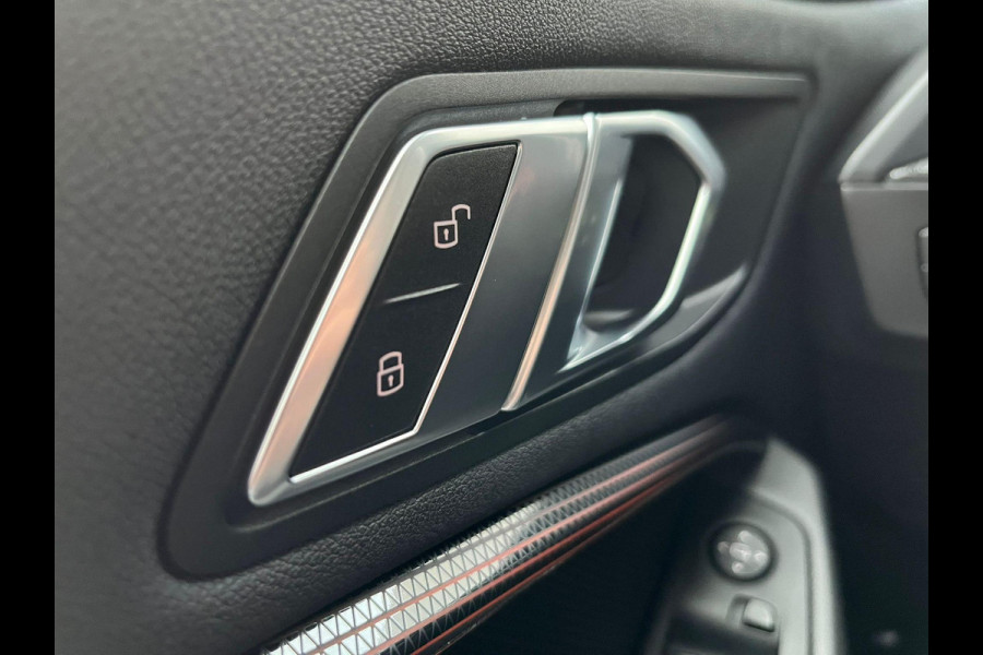 BMW 1-serie 118i Executive Sport Line Automaat / Live Cockpit Professional / Shadow Line / 17 Inch / LED / Sportstoelen / Parkeersensoren voor+achter