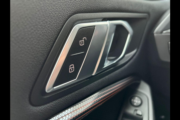 BMW 1-serie 118i Executive Sport Line Automaat / Live Cockpit Professional / Shadow Line / 17 Inch / LED / Sportstoelen / Parkeersensoren voor+achter