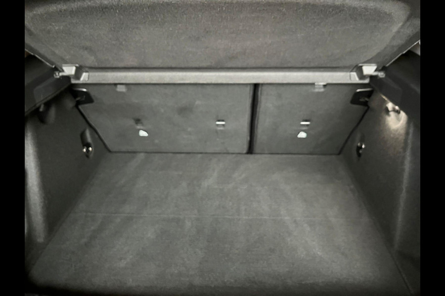 BMW 1-serie 118i Executive Sport Line Automaat / Live Cockpit Professional / Shadow Line / 17 Inch / LED / Sportstoelen / Parkeersensoren voor+achter