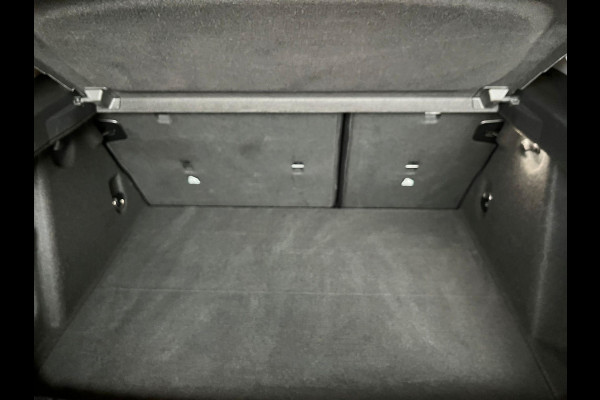 BMW 1-serie 118i Executive Sport Line Automaat / Live Cockpit Professional / Shadow Line / 17 Inch / LED / Sportstoelen / Parkeersensoren voor+achter