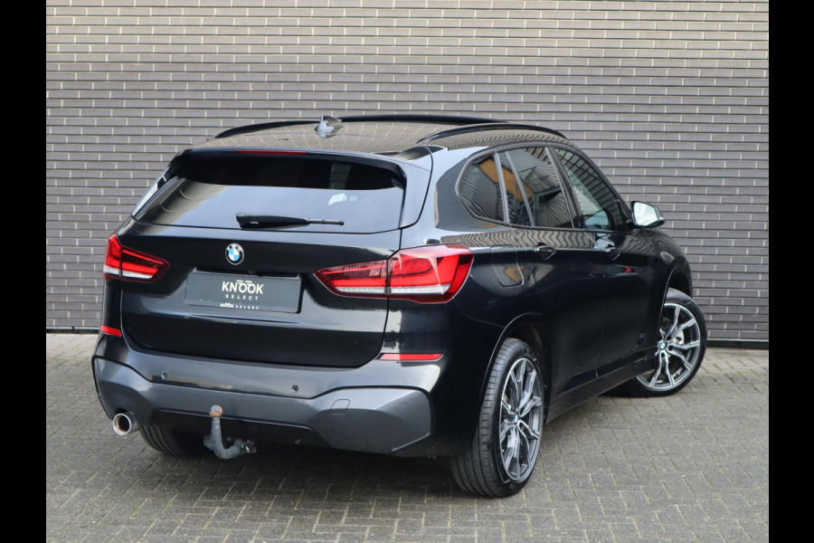 BMW X1 xDrive25e High Executive M Sport Pakket Automaat / Panoramadak / Trekhaak / Shadow Line / LED / Head-up Display / Sportstoelen / 19 Inch / Leder / Parkeersensoren voor+achter / Stoelverwarming / Harman Kardon / Achteruitrijcamera / Stuurwielverwarming / Extra Getint Glas