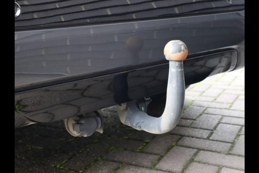 BMW X1 xDrive25e High Executive M Sport Pakket Automaat / Panoramadak / Trekhaak / Shadow Line / LED / Head-up Display / Sportstoelen / 19 Inch / Leder / Parkeersensoren voor+achter / Stoelverwarming / Harman Kardon / Achteruitrijcamera / Stuurwielverwarming / Extra Getint Glas