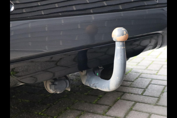 BMW X1 xDrive25e High Executive M Sport Pakket Automaat / Panoramadak / Trekhaak / Shadow Line / LED / Head-up Display / Sportstoelen / 19 Inch / Leder / Parkeersensoren voor+achter / Stoelverwarming / Harman Kardon / Achteruitrijcamera / Stuurwielverwarming / Extra Getint Glas