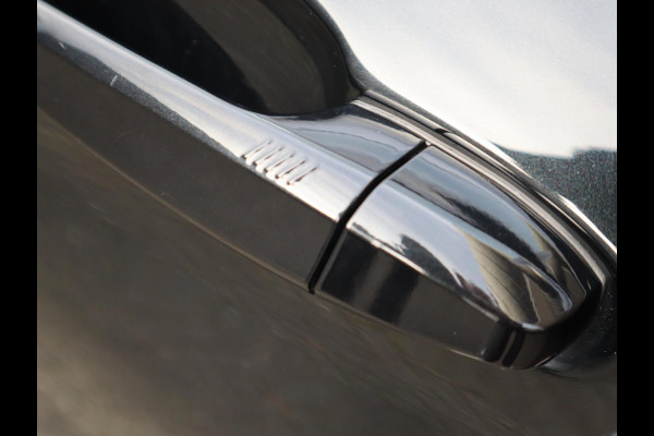 BMW X1 xDrive25e High Executive M Sport Pakket Automaat / Panoramadak / Trekhaak / Shadow Line / LED / Head-up Display / Sportstoelen / 19 Inch / Leder / Parkeersensoren voor+achter / Stoelverwarming / Harman Kardon / Achteruitrijcamera / Stuurwielverwarming / Extra Getint Glas