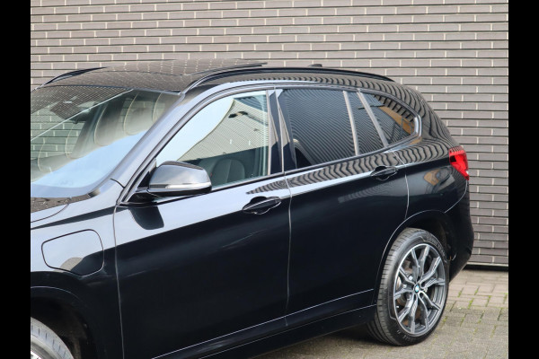 BMW X1 xDrive25e High Executive M Sport Pakket Automaat / Panoramadak / Trekhaak / Shadow Line / LED / Head-up Display / Sportstoelen / 19 Inch / Leder / Parkeersensoren voor+achter / Stoelverwarming / Harman Kardon / Achteruitrijcamera / Stuurwielverwarming / Extra Getint Glas