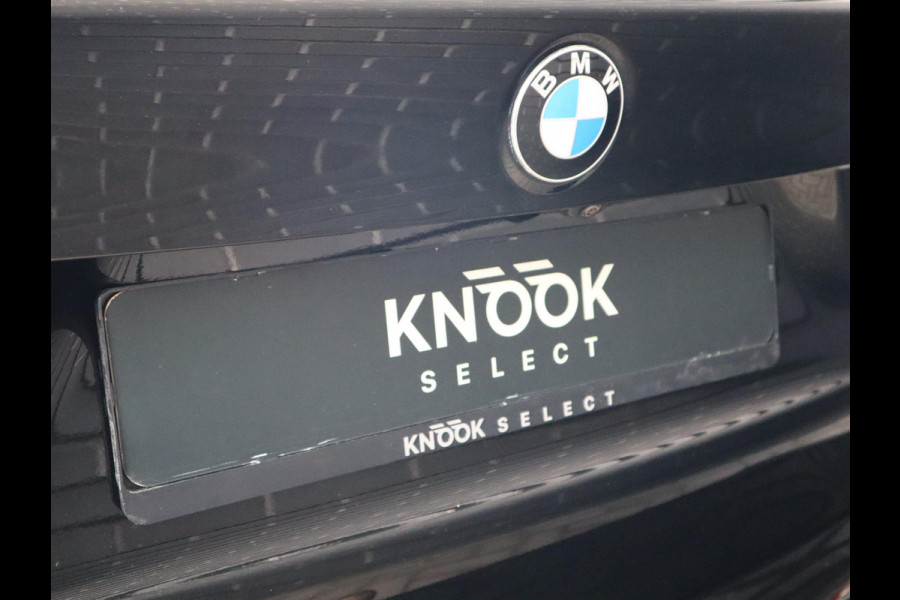 BMW X1 xDrive25e High Executive M Sport Pakket Automaat / Panoramadak / Trekhaak / Shadow Line / LED / Head-up Display / Sportstoelen / 19 Inch / Leder / Parkeersensoren voor+achter / Stoelverwarming / Harman Kardon / Achteruitrijcamera / Stuurwielverwarming / Extra Getint Glas