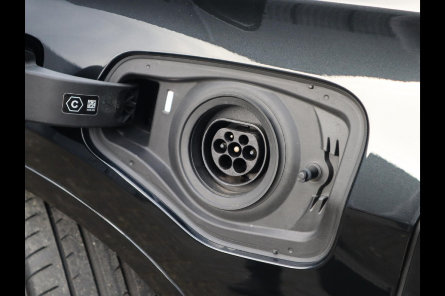 BMW X1 xDrive25e High Executive M Sport Pakket Automaat / Panoramadak / Trekhaak / Shadow Line / LED / Head-up Display / Sportstoelen / 19 Inch / Leder / Parkeersensoren voor+achter / Stoelverwarming / Harman Kardon / Achteruitrijcamera / Stuurwielverwarming / Extra Getint Glas