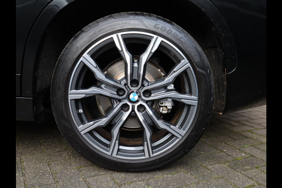 BMW X1 xDrive25e High Executive M Sport Pakket Automaat / Panoramadak / Trekhaak / Shadow Line / LED / Head-up Display / Sportstoelen / 19 Inch / Leder / Parkeersensoren voor+achter / Stoelverwarming / Harman Kardon / Achteruitrijcamera / Stuurwielverwarming / Extra Getint Glas