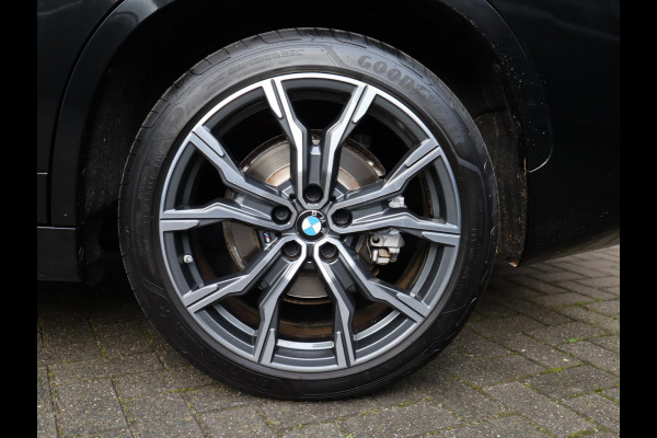 BMW X1 xDrive25e High Executive M Sport Pakket Automaat / Panoramadak / Trekhaak / Shadow Line / LED / Head-up Display / Sportstoelen / 19 Inch / Leder / Parkeersensoren voor+achter / Stoelverwarming / Harman Kardon / Achteruitrijcamera / Stuurwielverwarming / Extra Getint Glas