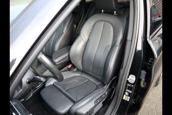 BMW X1 xDrive25e High Executive M Sport Pakket Automaat / Panoramadak / Trekhaak / Shadow Line / LED / Head-up Display / Sportstoelen / 19 Inch / Leder / Parkeersensoren voor+achter / Stoelverwarming / Harman Kardon / Achteruitrijcamera / Stuurwielverwarming / Extra Getint Glas