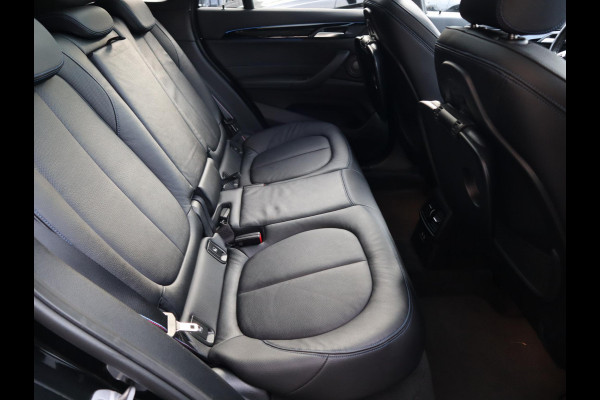 BMW X1 xDrive25e High Executive M Sport Pakket Automaat / Panoramadak / Trekhaak / Shadow Line / LED / Head-up Display / Sportstoelen / 19 Inch / Leder / Parkeersensoren voor+achter / Stoelverwarming / Harman Kardon / Achteruitrijcamera / Stuurwielverwarming / Extra Getint Glas