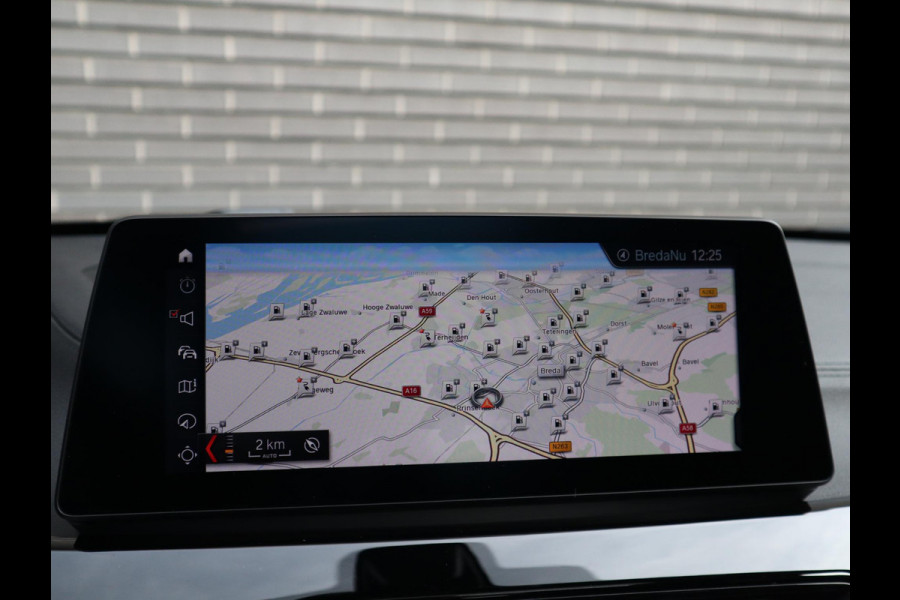 BMW X1 xDrive25e High Executive M Sport Pakket Automaat / Panoramadak / Trekhaak / Shadow Line / LED / Head-up Display / Sportstoelen / 19 Inch / Leder / Parkeersensoren voor+achter / Stoelverwarming / Harman Kardon / Achteruitrijcamera / Stuurwielverwarming / Extra Getint Glas