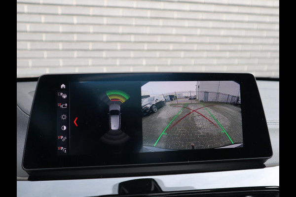 BMW X1 xDrive25e High Executive M Sport Pakket Automaat / Panoramadak / Trekhaak / Shadow Line / LED / Head-up Display / Sportstoelen / 19 Inch / Leder / Parkeersensoren voor+achter / Stoelverwarming / Harman Kardon / Achteruitrijcamera / Stuurwielverwarming / Extra Getint Glas