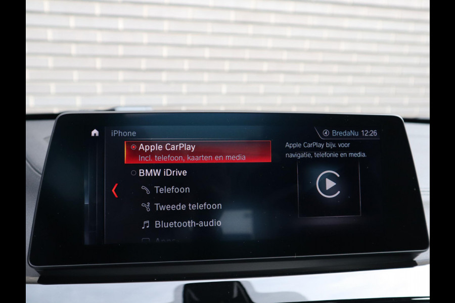 BMW X1 xDrive25e High Executive M Sport Pakket Automaat / Panoramadak / Trekhaak / Shadow Line / LED / Head-up Display / Sportstoelen / 19 Inch / Leder / Parkeersensoren voor+achter / Stoelverwarming / Harman Kardon / Achteruitrijcamera / Stuurwielverwarming / Extra Getint Glas