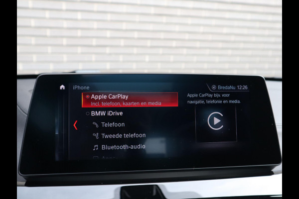 BMW X1 xDrive25e High Executive M Sport Pakket Automaat / Panoramadak / Trekhaak / Shadow Line / LED / Head-up Display / Sportstoelen / 19 Inch / Leder / Parkeersensoren voor+achter / Stoelverwarming / Harman Kardon / Achteruitrijcamera / Stuurwielverwarming / Extra Getint Glas