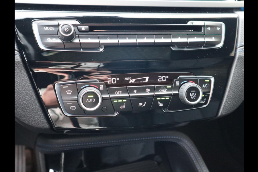 BMW X1 xDrive25e High Executive M Sport Pakket Automaat / Panoramadak / Trekhaak / Shadow Line / LED / Head-up Display / Sportstoelen / 19 Inch / Leder / Parkeersensoren voor+achter / Stoelverwarming / Harman Kardon / Achteruitrijcamera / Stuurwielverwarming / Extra Getint Glas