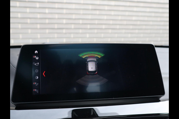 BMW X1 xDrive25e High Executive M Sport Pakket Automaat / Panoramadak / Trekhaak / Shadow Line / LED / Head-up Display / Sportstoelen / 19 Inch / Leder / Parkeersensoren voor+achter / Stoelverwarming / Harman Kardon / Achteruitrijcamera / Stuurwielverwarming / Extra Getint Glas