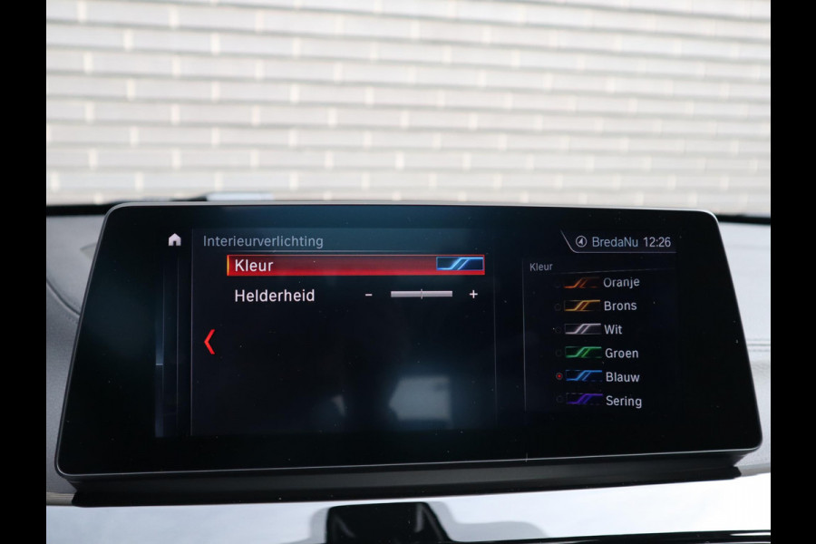 BMW X1 xDrive25e High Executive M Sport Pakket Automaat / Panoramadak / Trekhaak / Shadow Line / LED / Head-up Display / Sportstoelen / 19 Inch / Leder / Parkeersensoren voor+achter / Stoelverwarming / Harman Kardon / Achteruitrijcamera / Stuurwielverwarming / Extra Getint Glas