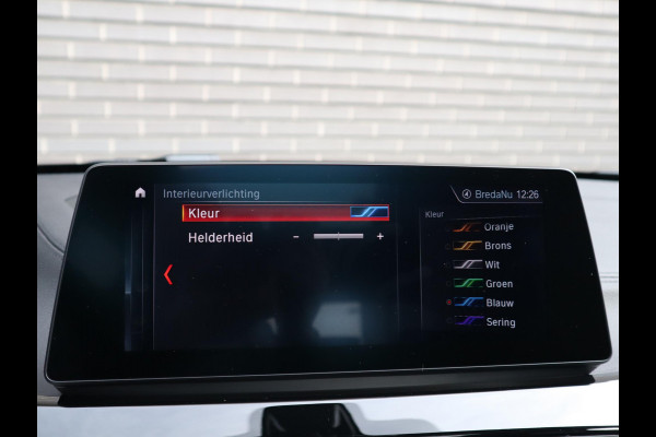 BMW X1 xDrive25e High Executive M Sport Pakket Automaat / Panoramadak / Trekhaak / Shadow Line / LED / Head-up Display / Sportstoelen / 19 Inch / Leder / Parkeersensoren voor+achter / Stoelverwarming / Harman Kardon / Achteruitrijcamera / Stuurwielverwarming / Extra Getint Glas