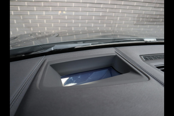 BMW X1 xDrive25e High Executive M Sport Pakket Automaat / Panoramadak / Trekhaak / Shadow Line / LED / Head-up Display / Sportstoelen / 19 Inch / Leder / Parkeersensoren voor+achter / Stoelverwarming / Harman Kardon / Achteruitrijcamera / Stuurwielverwarming / Extra Getint Glas