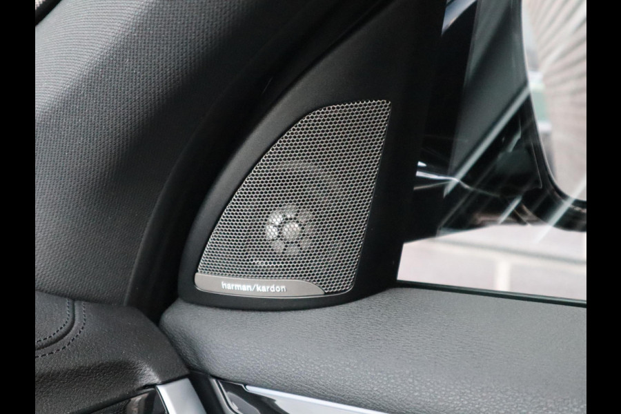 BMW X1 xDrive25e High Executive M Sport Pakket Automaat / Panoramadak / Trekhaak / Shadow Line / LED / Head-up Display / Sportstoelen / 19 Inch / Leder / Parkeersensoren voor+achter / Stoelverwarming / Harman Kardon / Achteruitrijcamera / Stuurwielverwarming / Extra Getint Glas