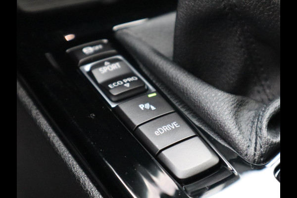 BMW X1 xDrive25e High Executive M Sport Pakket Automaat / Panoramadak / Trekhaak / Shadow Line / LED / Head-up Display / Sportstoelen / 19 Inch / Leder / Parkeersensoren voor+achter / Stoelverwarming / Harman Kardon / Achteruitrijcamera / Stuurwielverwarming / Extra Getint Glas