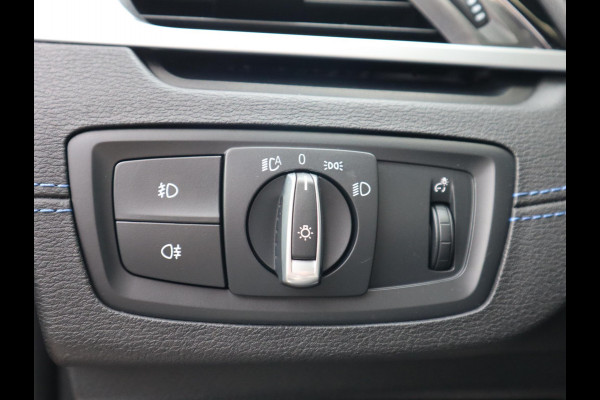 BMW X1 xDrive25e High Executive M Sport Pakket Automaat / Panoramadak / Trekhaak / Shadow Line / LED / Head-up Display / Sportstoelen / 19 Inch / Leder / Parkeersensoren voor+achter / Stoelverwarming / Harman Kardon / Achteruitrijcamera / Stuurwielverwarming / Extra Getint Glas