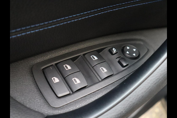 BMW X1 xDrive25e High Executive M Sport Pakket Automaat / Panoramadak / Trekhaak / Shadow Line / LED / Head-up Display / Sportstoelen / 19 Inch / Leder / Parkeersensoren voor+achter / Stoelverwarming / Harman Kardon / Achteruitrijcamera / Stuurwielverwarming / Extra Getint Glas