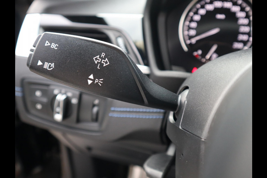 BMW X1 xDrive25e High Executive M Sport Pakket Automaat / Panoramadak / Trekhaak / Shadow Line / LED / Head-up Display / Sportstoelen / 19 Inch / Leder / Parkeersensoren voor+achter / Stoelverwarming / Harman Kardon / Achteruitrijcamera / Stuurwielverwarming / Extra Getint Glas