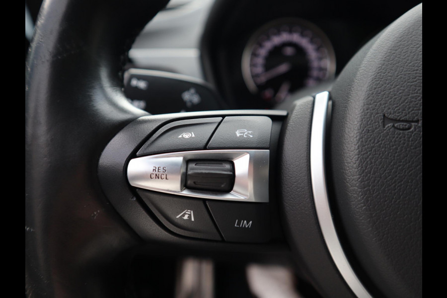 BMW X1 xDrive25e High Executive M Sport Pakket Automaat / Panoramadak / Trekhaak / Shadow Line / LED / Head-up Display / Sportstoelen / 19 Inch / Leder / Parkeersensoren voor+achter / Stoelverwarming / Harman Kardon / Achteruitrijcamera / Stuurwielverwarming / Extra Getint Glas